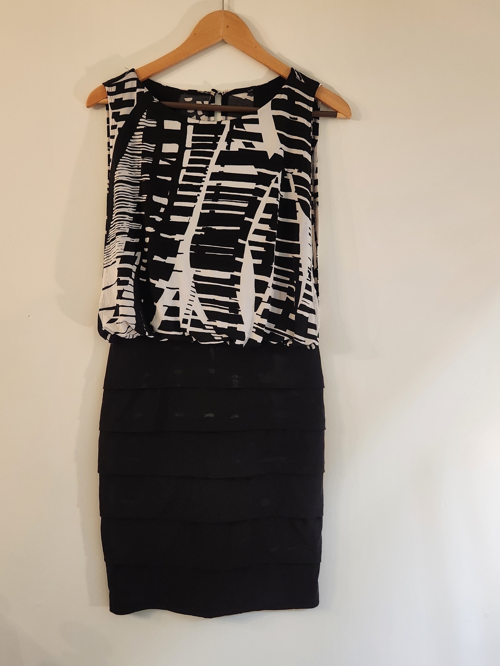 Black & White Printed Pencil Skirt - Sleek Layered Design
